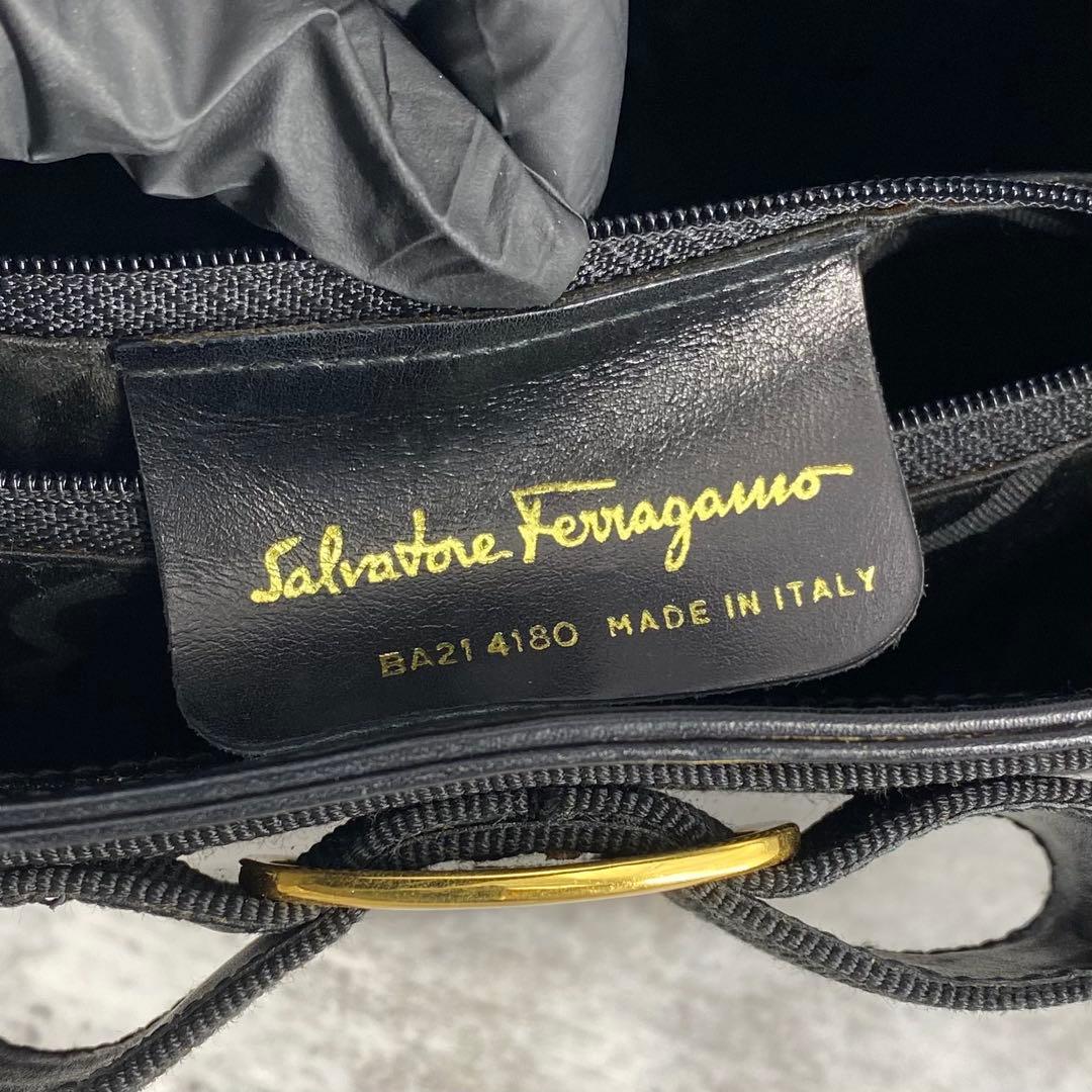 美品 フェラガモ ヴァラ金具 リボン バケツ型 レザーハンドバッグ ブラック 黒