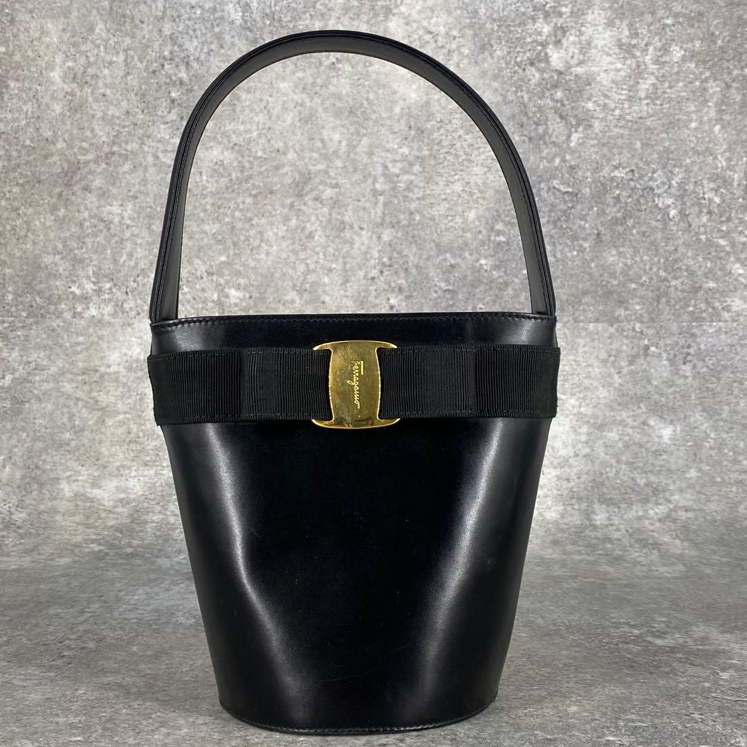 美品 フェラガモ ヴァラ金具 リボン バケツ型 レザーハンドバッグ ブラック 黒