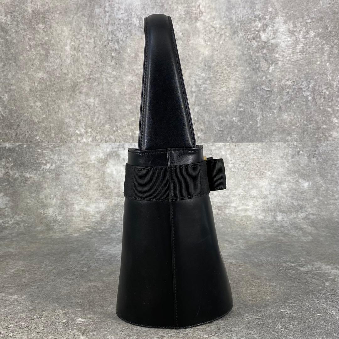 美品 フェラガモ ヴァラ金具 リボン バケツ型 レザーハンドバッグ ブラック 黒