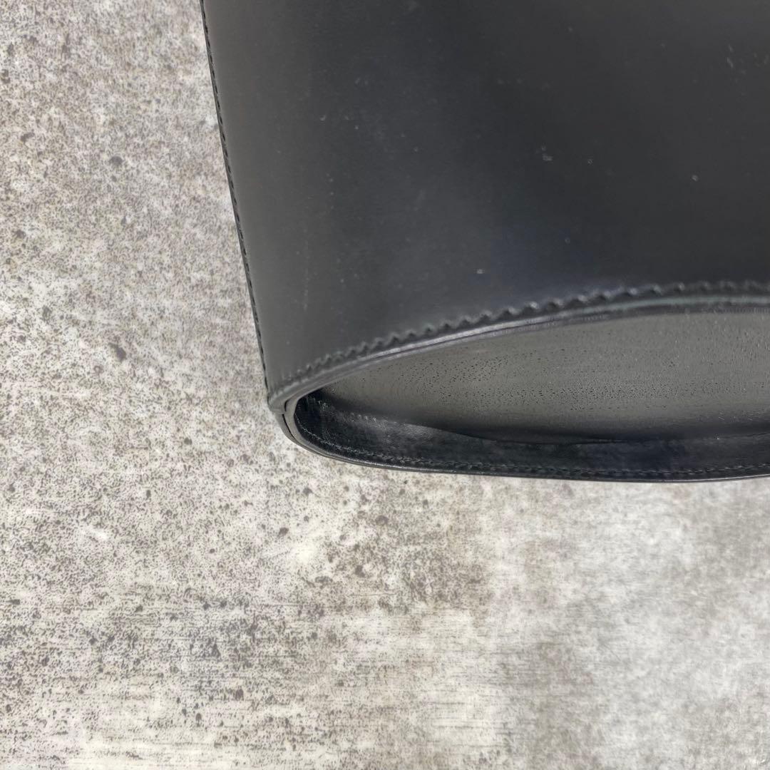 美品 フェラガモ ヴァラ金具 リボン バケツ型 レザーハンドバッグ ブラック 黒