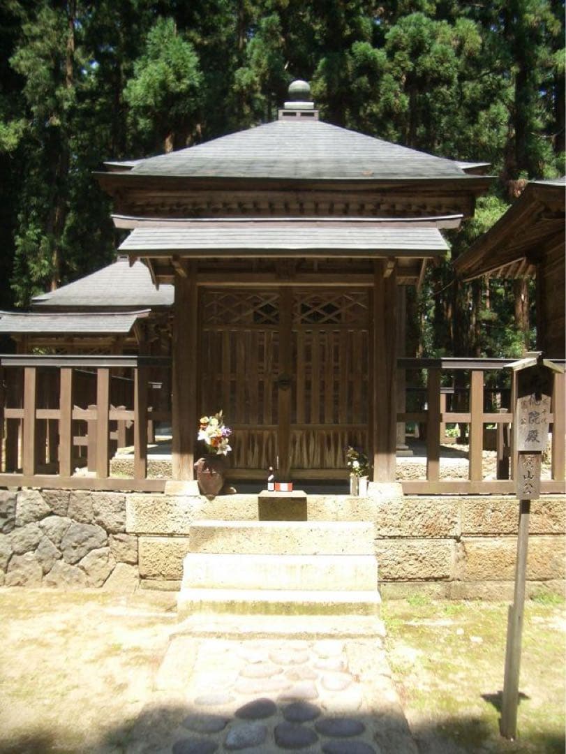山形県米沢市最新な 大東亜戦争中前後の神社が図柄の銭 切手20枚ハガキ12枚