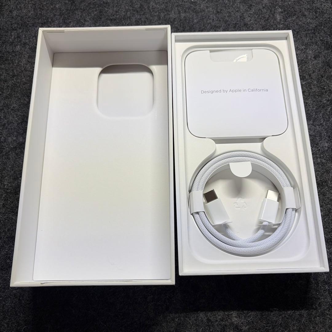 Apple iPhone 15 Pro ブラックチタニウム 本体 256G