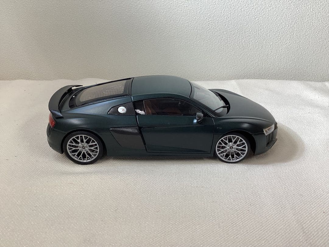 京商1/18 アウディAudi R8 V10 プラスクーペ　カモフラグリーン