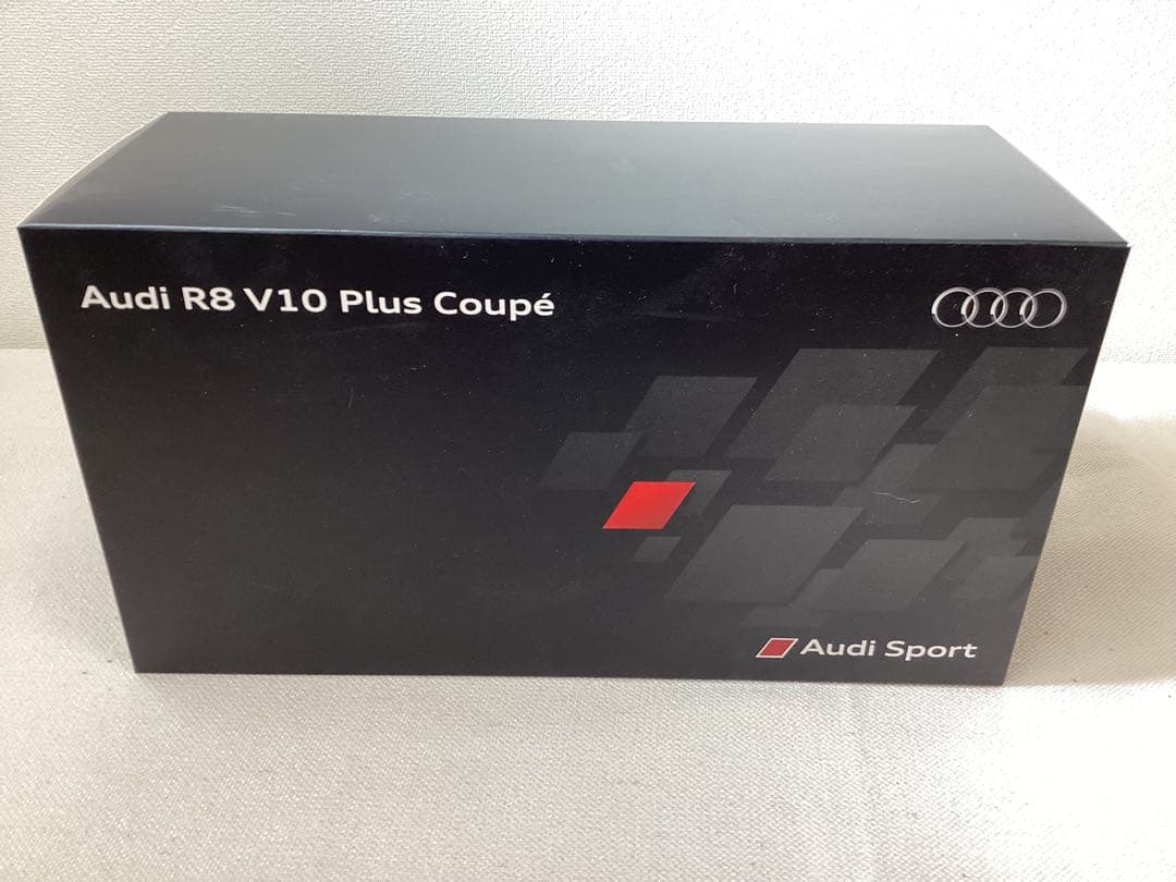 京商1/18 アウディAudi R8 V10 プラスクーペ　カモフラグリーン