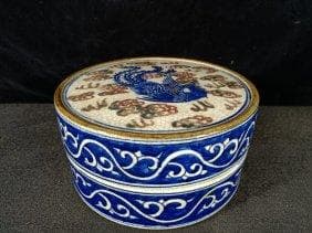 清朝乾隆時代に作られた青白磁の赤蓋の箱