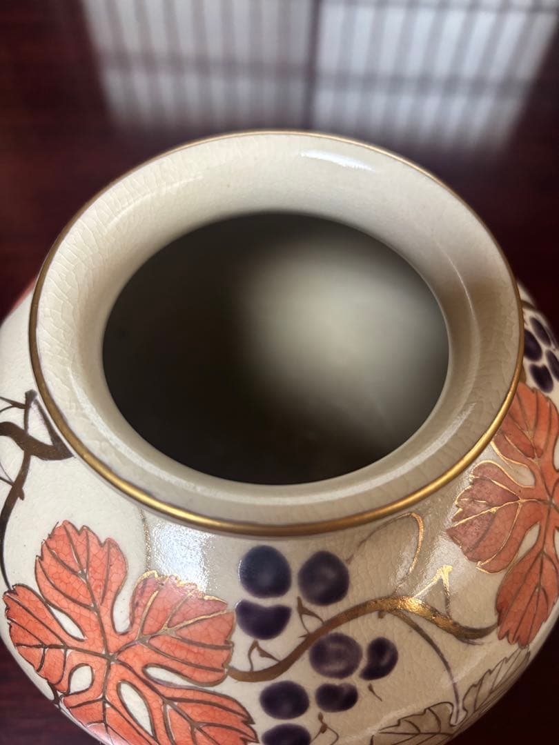 ぶどうと葉の装飾の陶器花瓶