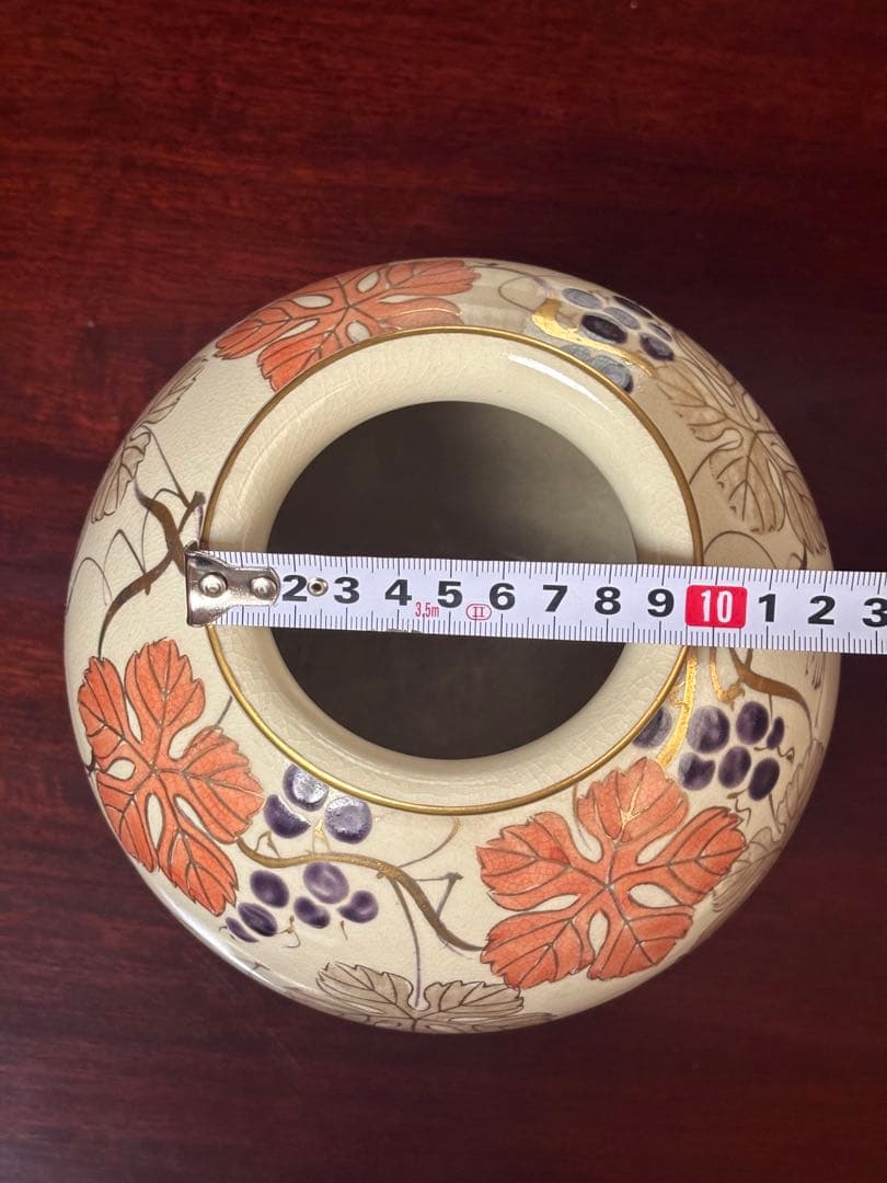 ぶどうと葉の装飾の陶器花瓶