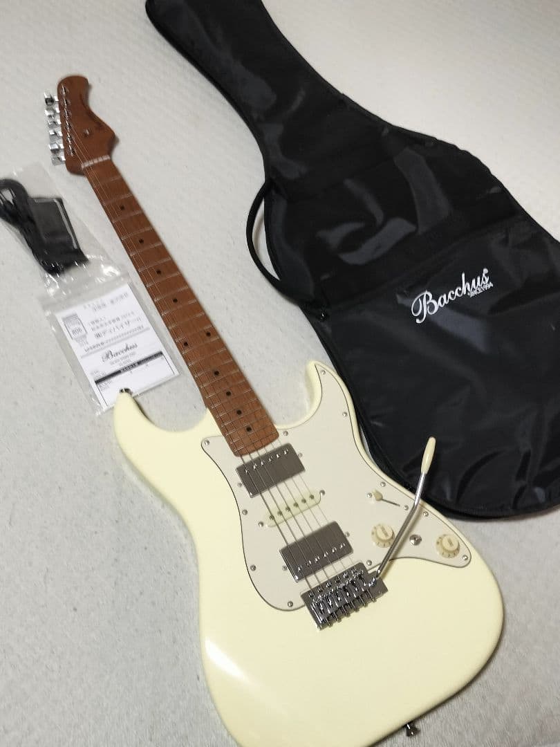 Bacchus バッカス ストラトキャスター HSH ケース 付き ほぼ新品