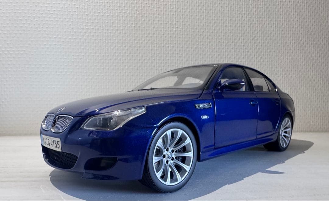 BMW M5 1/18 スケールモデル 青