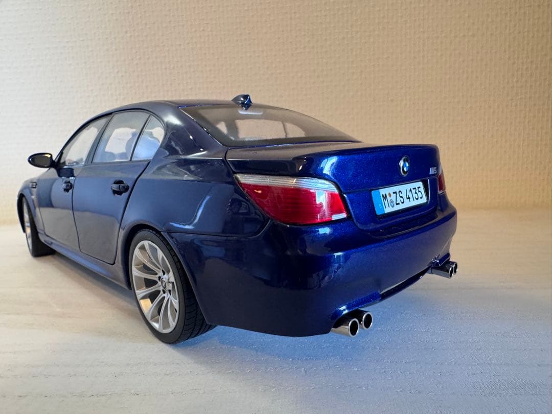 BMW M5 1/18 スケールモデル 青