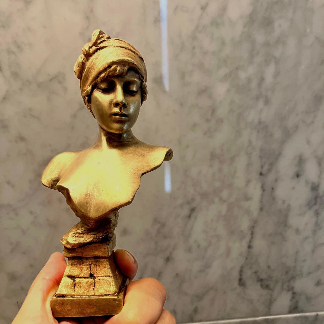 フランスEmmanuel Villanisどの角度でも美しい女性像JAVOTTE