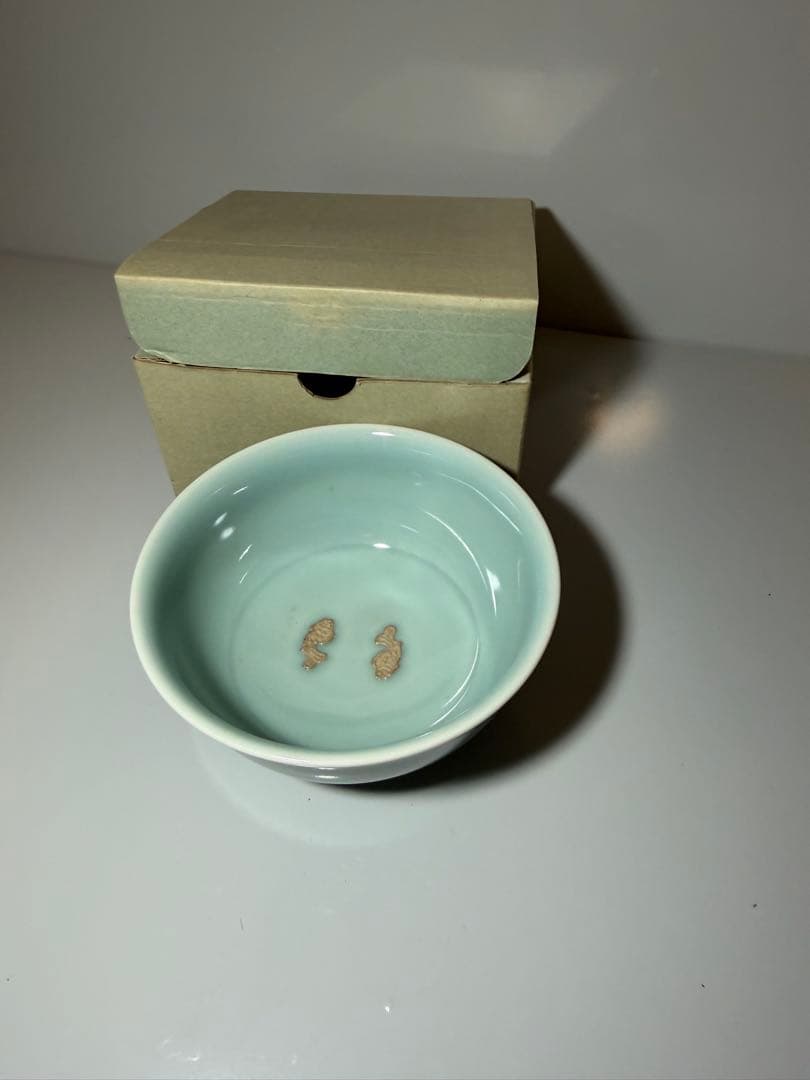 縁起物】青瓷 双魚文 平鉢 飾皿 浮彫 陶磁器 骨董品 箱付き