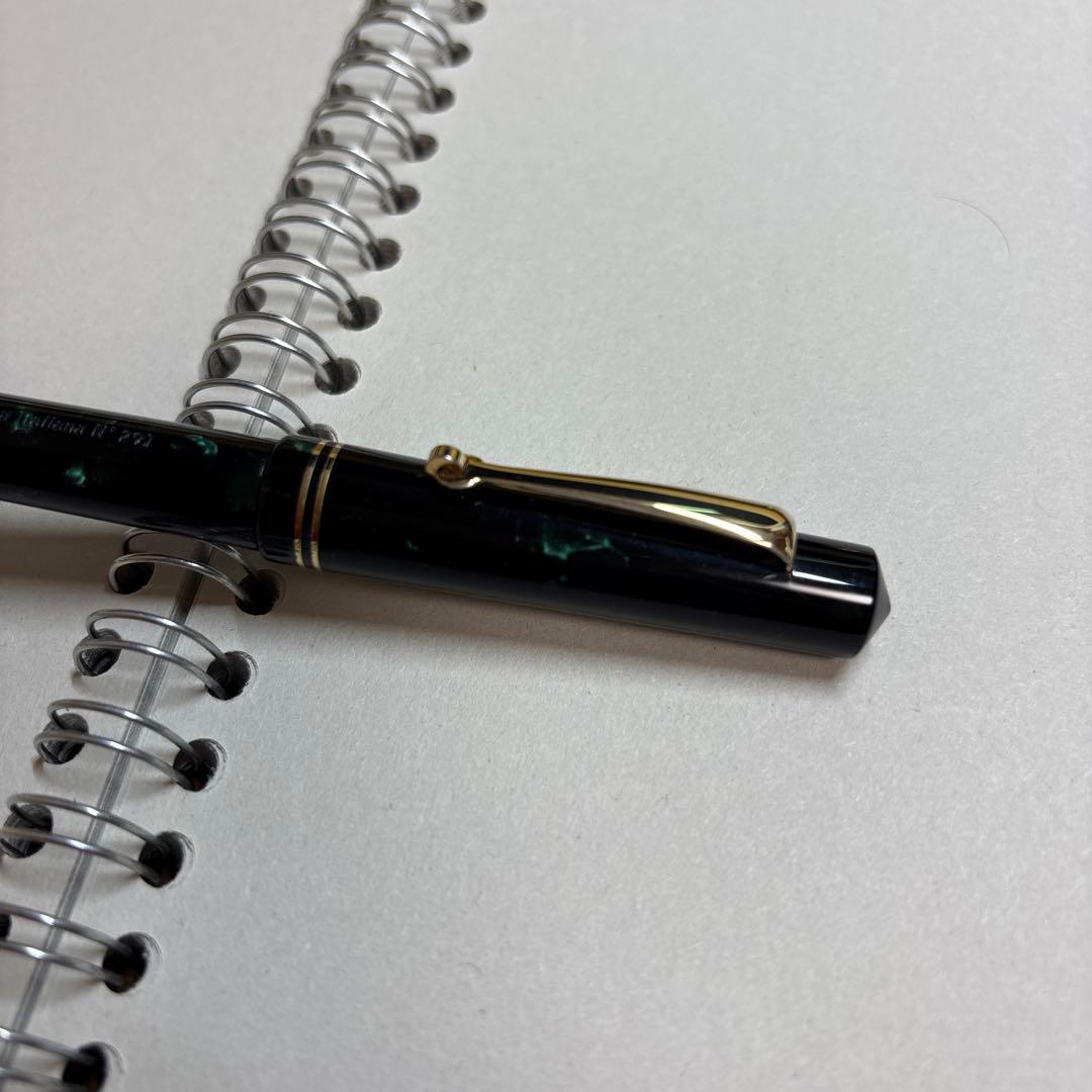 レオナルド　モーメントゼロ　マーブルグリーン