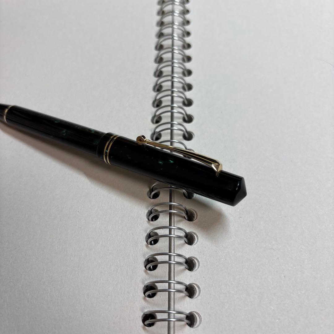 レオナルド　モーメントゼロ　マーブルグリーン