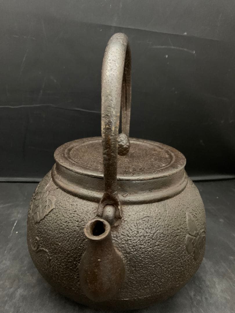 南部鉄瓶　葡萄蝶図　鉄瓶　茶道具　約2.3リットル