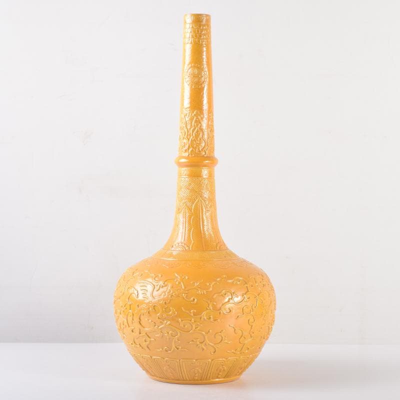 中国　黄釉　刻神獣纏枝花弁文　長顎瓶　在銘　V　7128A