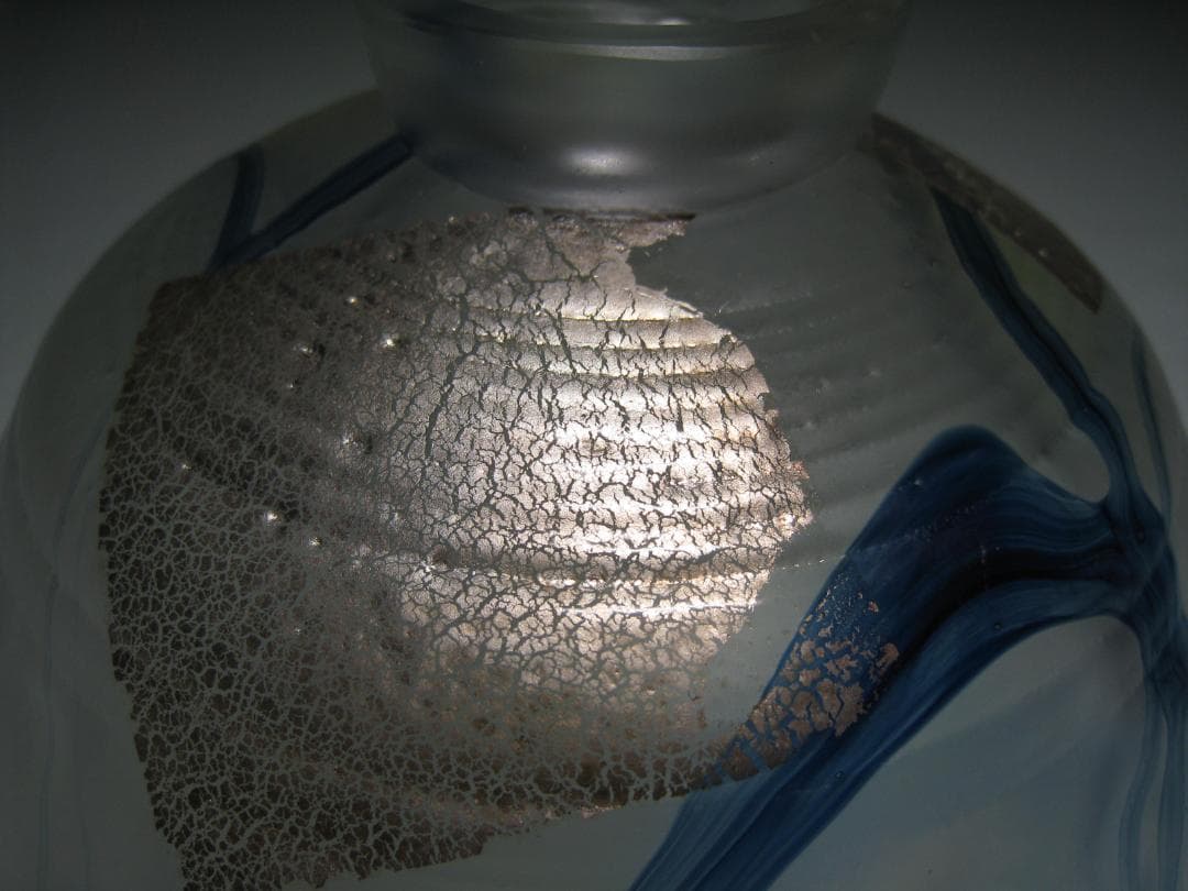 ガラス製抹茶碗　水崎長寿　義山平茶盌　　銘【銀箔清流】