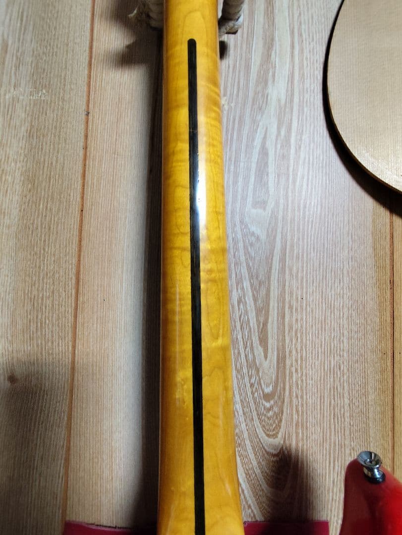 お楽しみキャスター　赤いエレキギター シングルコイル、トレモロ搭載　展示品レベル