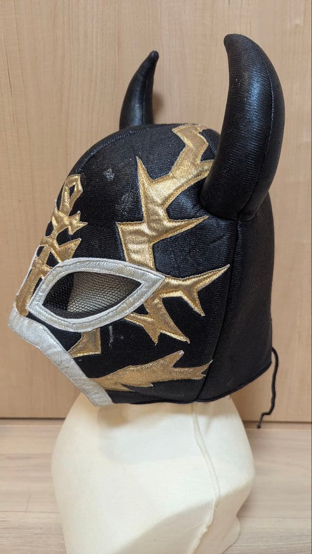 ルチャリブレマスク 黒と金 角付き