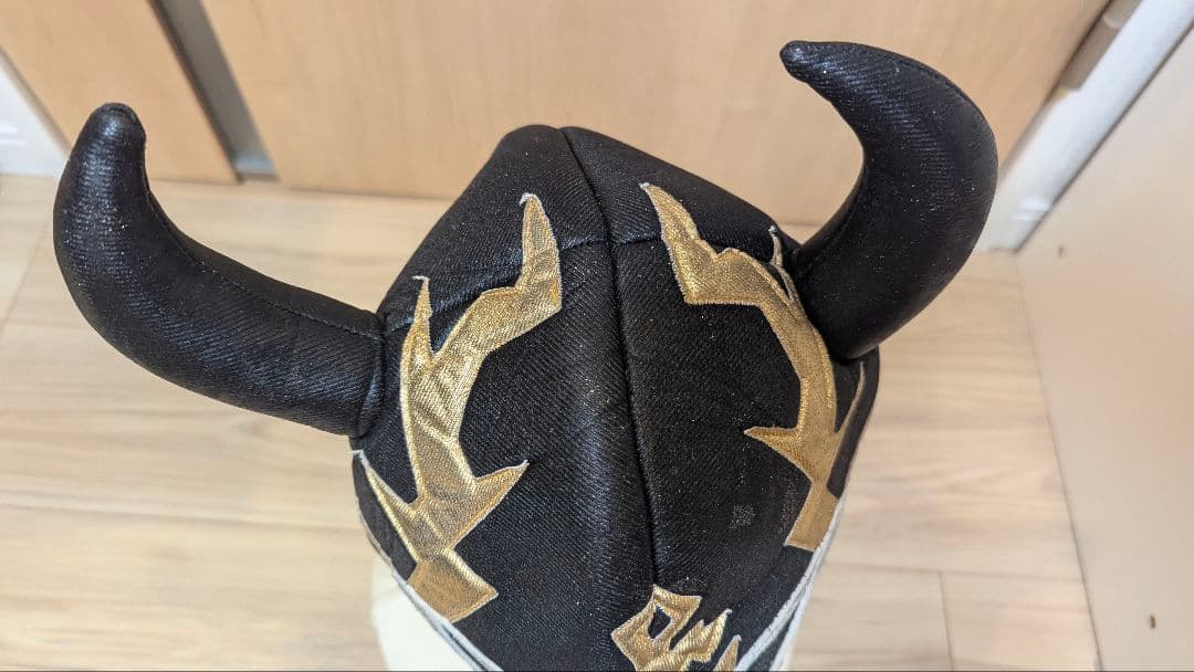 ルチャリブレマスク 黒と金 角付き