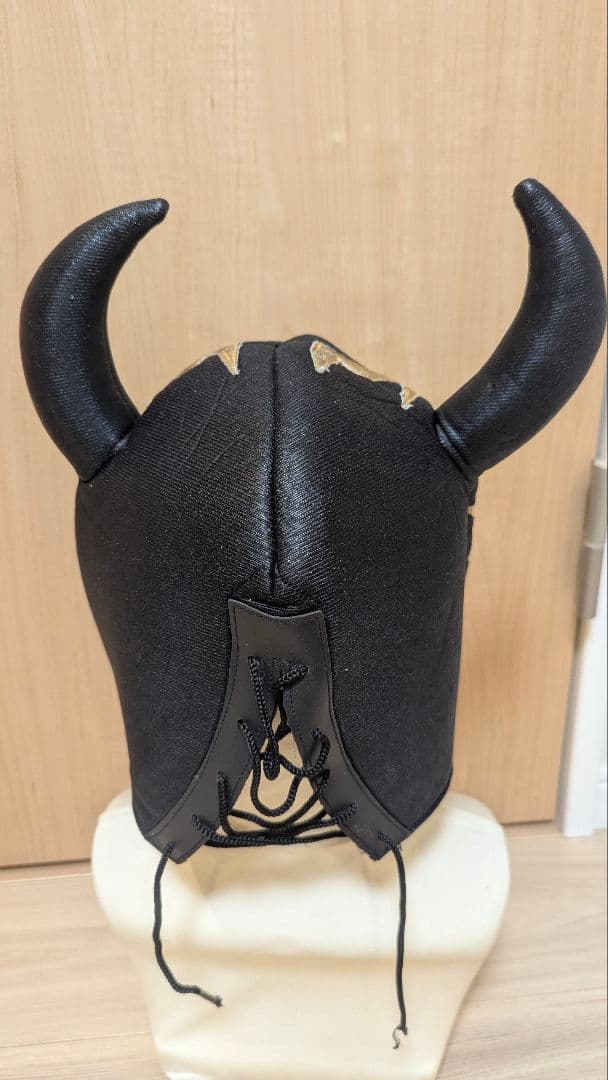 ルチャリブレマスク 黒と金 角付き