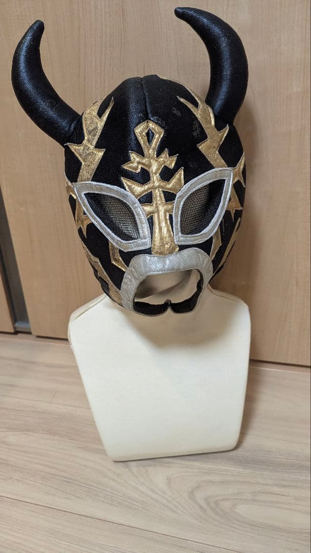 ルチャリブレマスク 黒と金 角付き