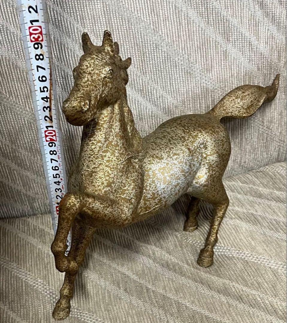 金色の馬の置物