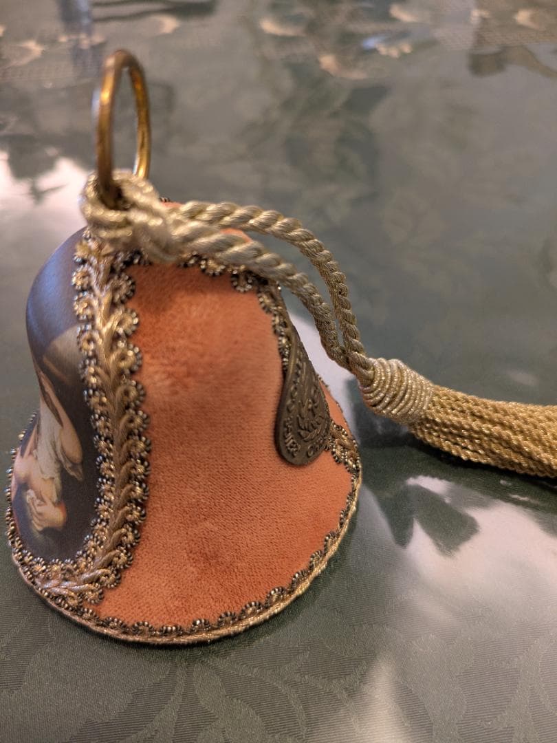 聖母子の絵柄のベル型装飾品 1995年製