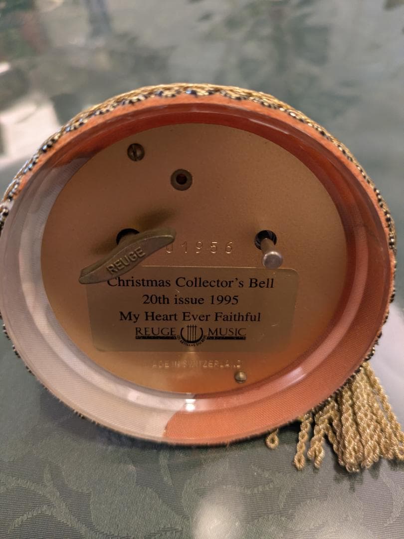 聖母子の絵柄のベル型装飾品 1995年製