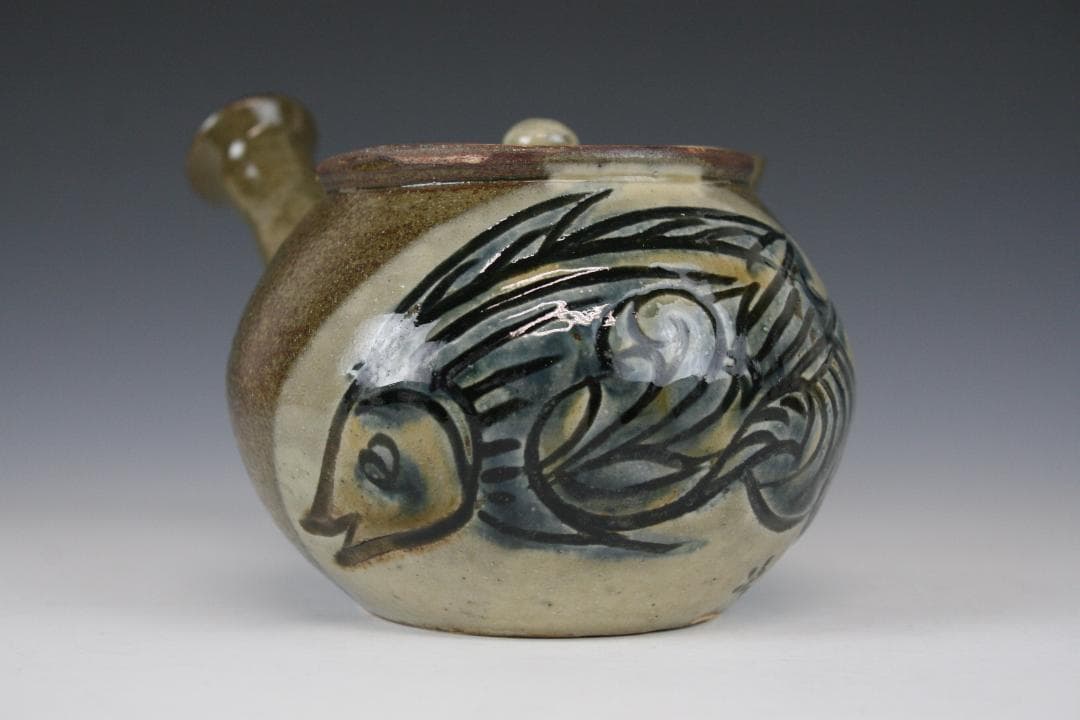 壺屋焼 人間国宝 金城次郎 作　魚文急須