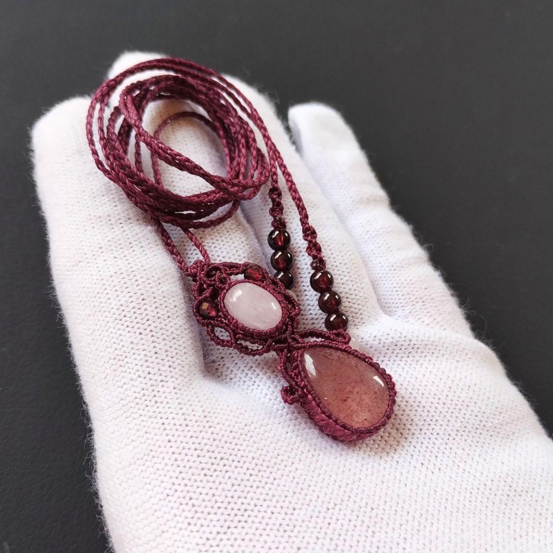 【特別価格】ストロベリークォーツ＆クンツァイトのマクラメ編みネックレス　天然石他