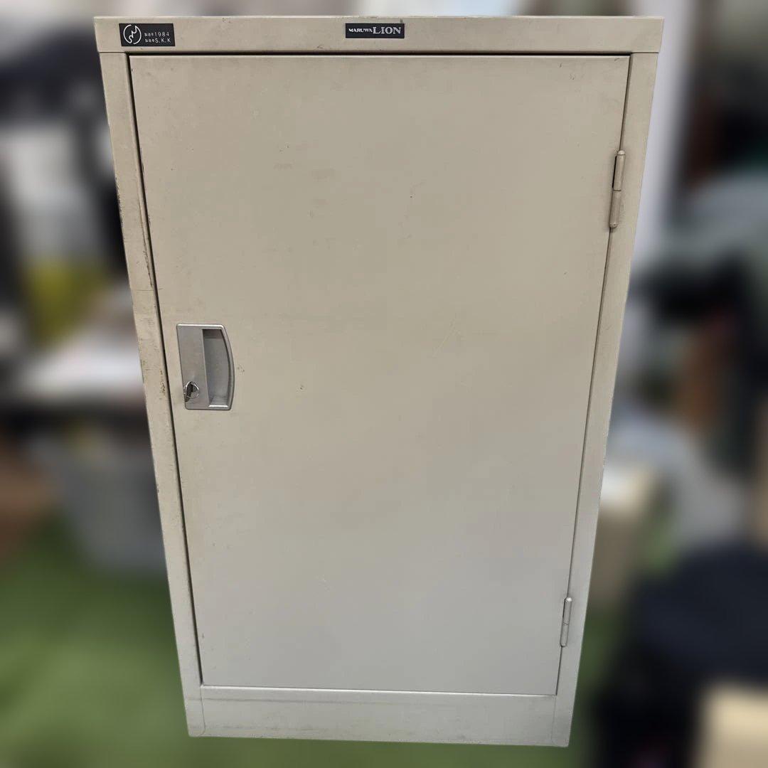 LION 鍵付きキャビネット