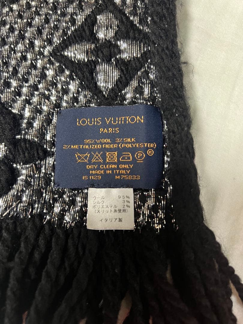LOUIS VUITTON 黒シルバーロゴマフラー