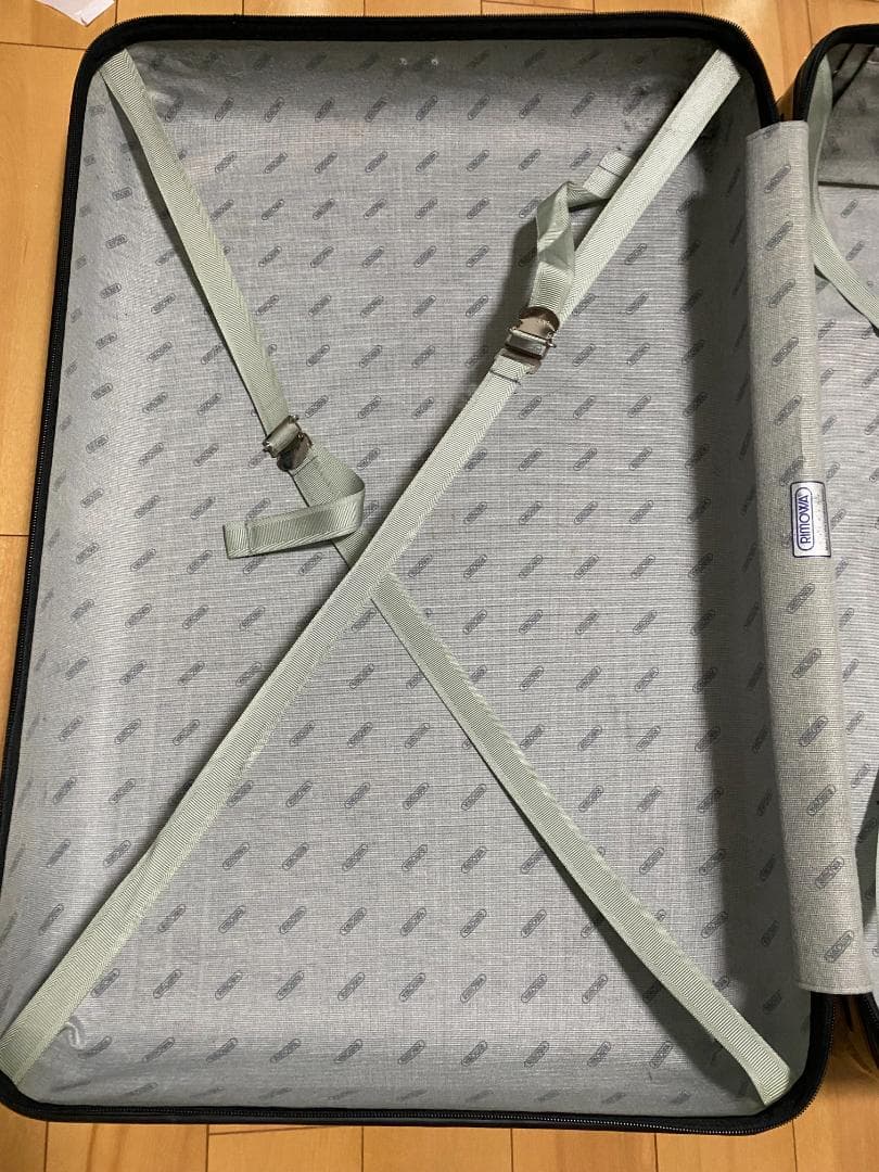 RIMOWA リモワ　サルサ　黒い大型スーツケース