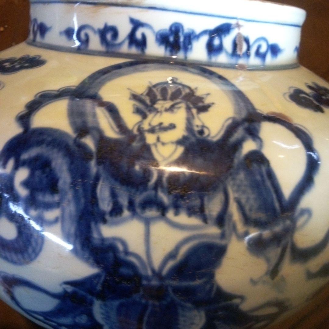 中国陶磁器　元染付　青白磁の神話的キャラクターの壺