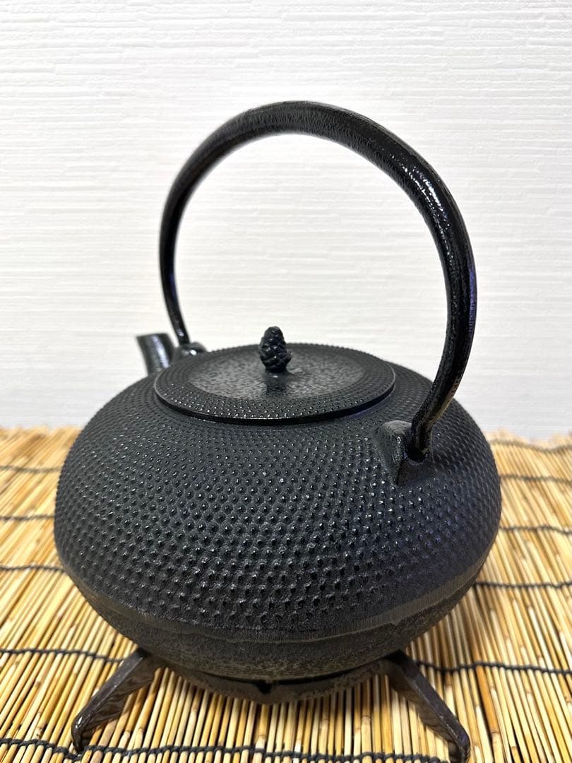 未使用品、付属品付　南部雲南堂鍋元造１５型丸平形アラレ　鉄瓶　南部鉄瓶　南部鉄器