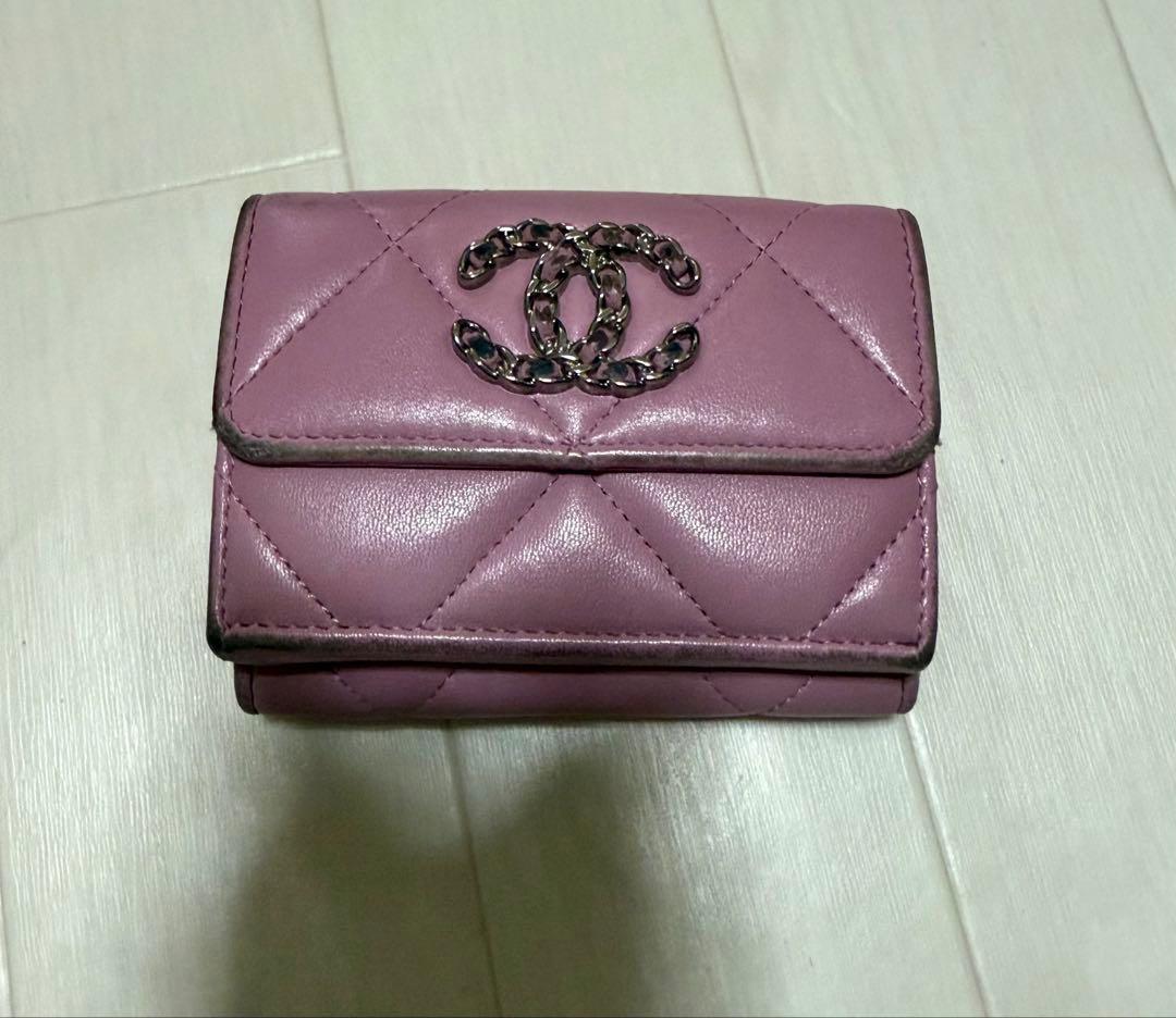 CHANEL 19 三つ折り財布 ピンク　ラムスキン