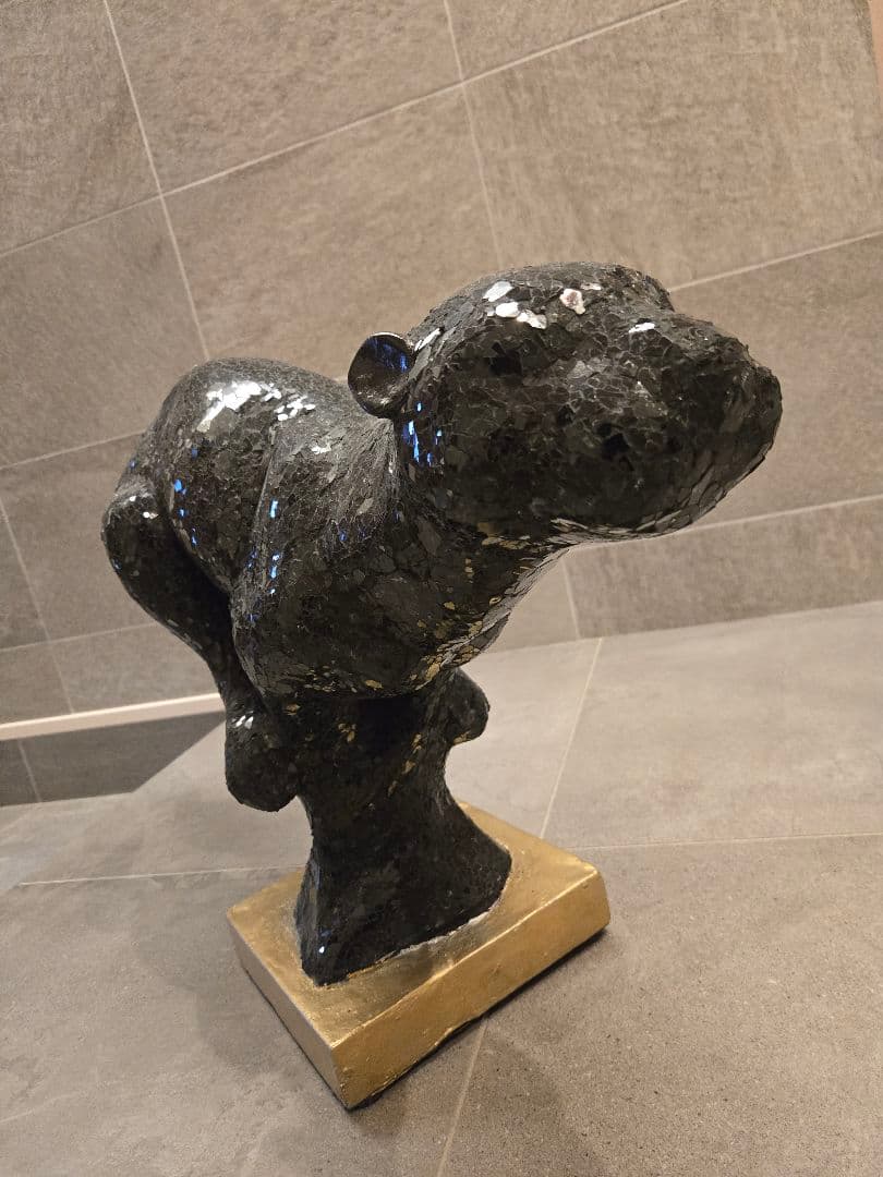 クロヒョウ　黒いオブジェ　 金色の台座付き 装飾品