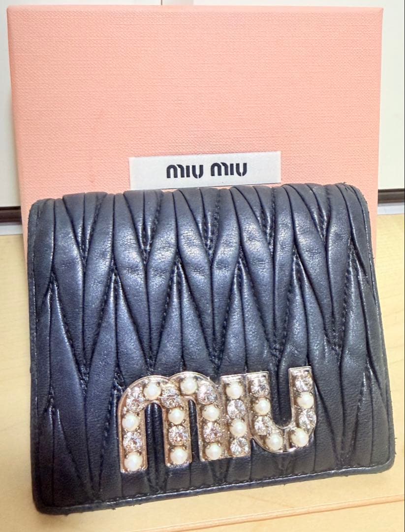 【正規品】MIU MIU(ミュウミュウ) パールロゴ 三つ折り財布 ブラック