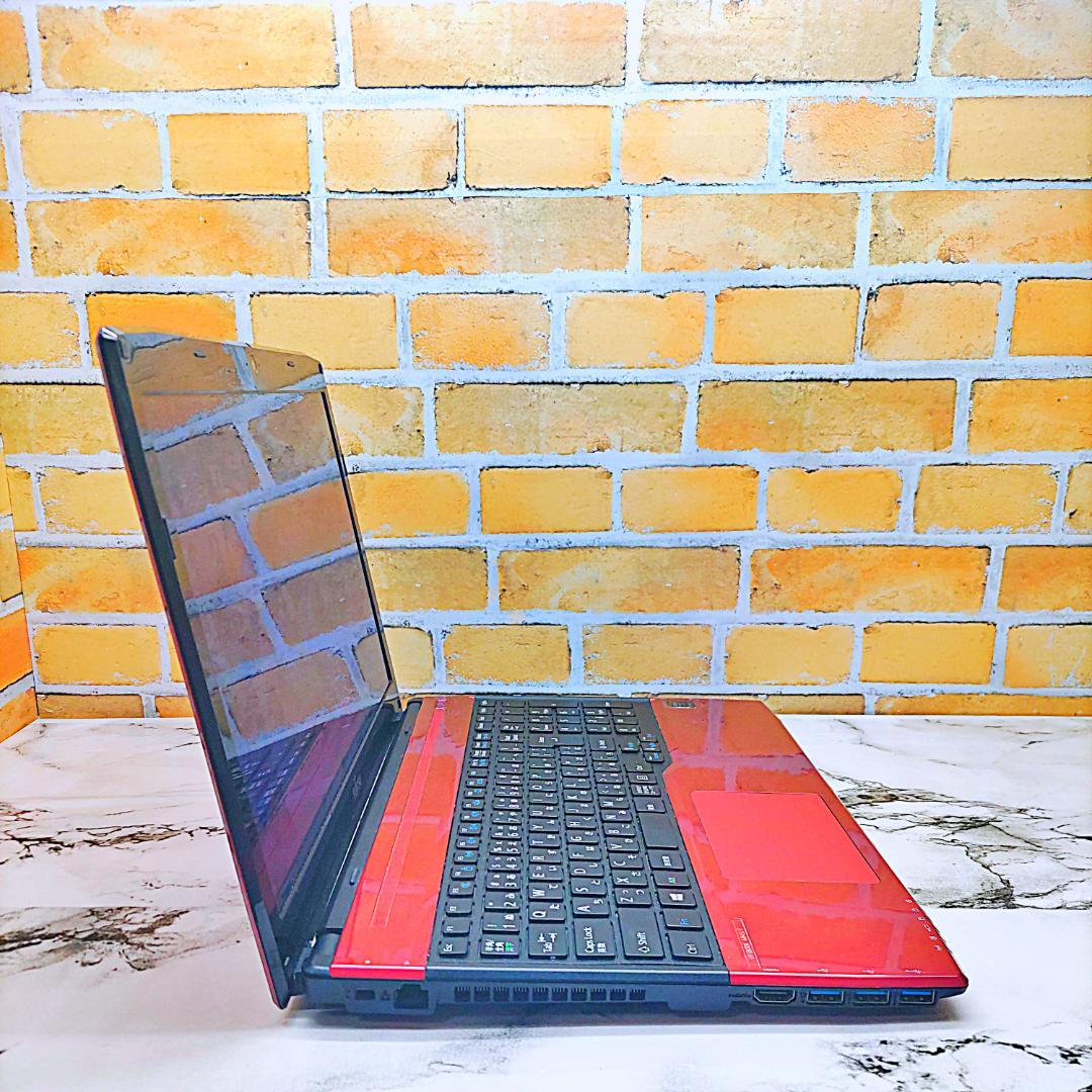 お手頃価格ノートパソコン❤️爆速SSD☘️Blu-ray・メモリ８G❣️i3搭載