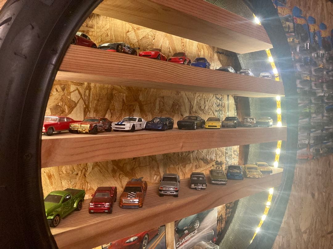 ホットウィール　ミニカー　ディスプレイ　壁掛け　バイクのタイヤで作成