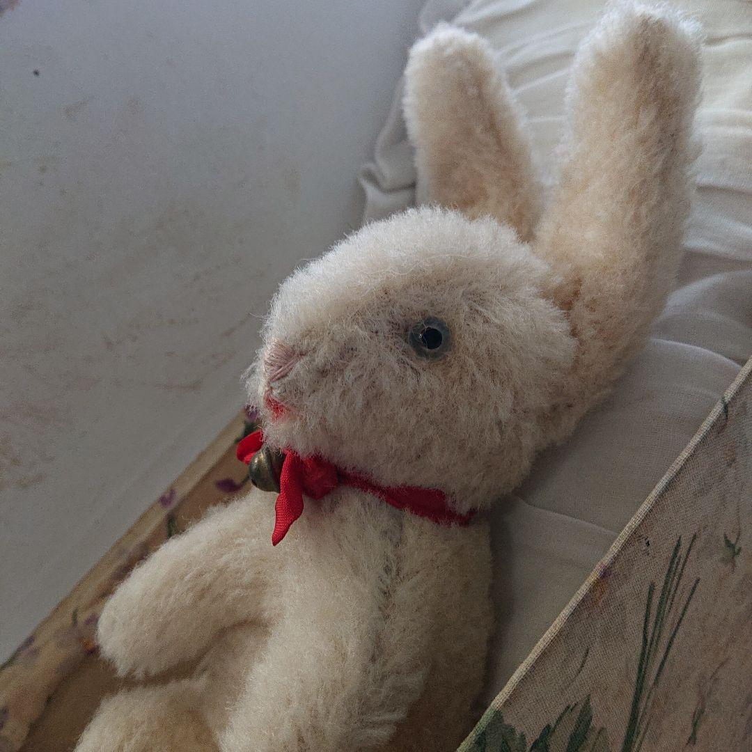グラスアイの小ぶりなウサギのぬいぐるみ