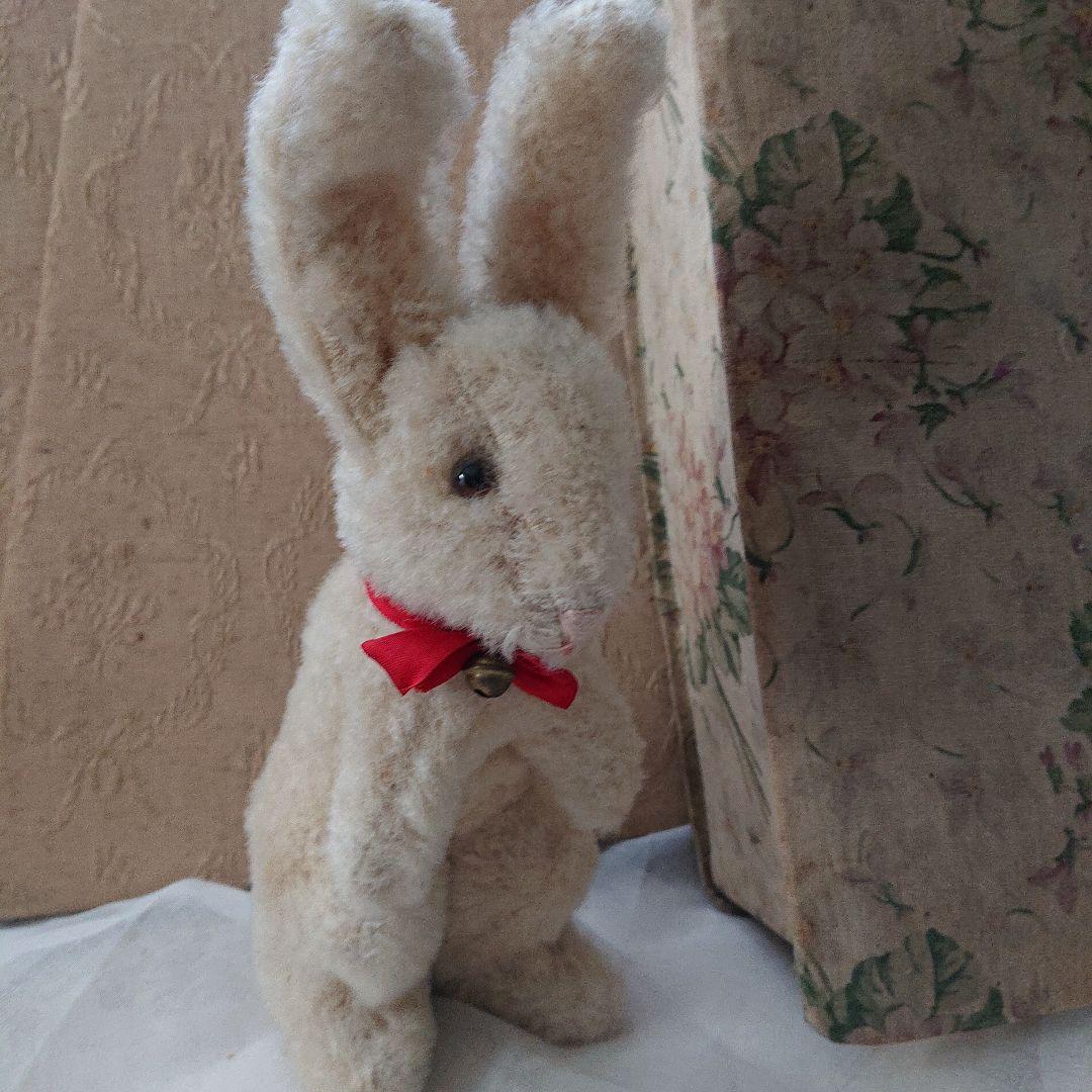 グラスアイの小ぶりなウサギのぬいぐるみ