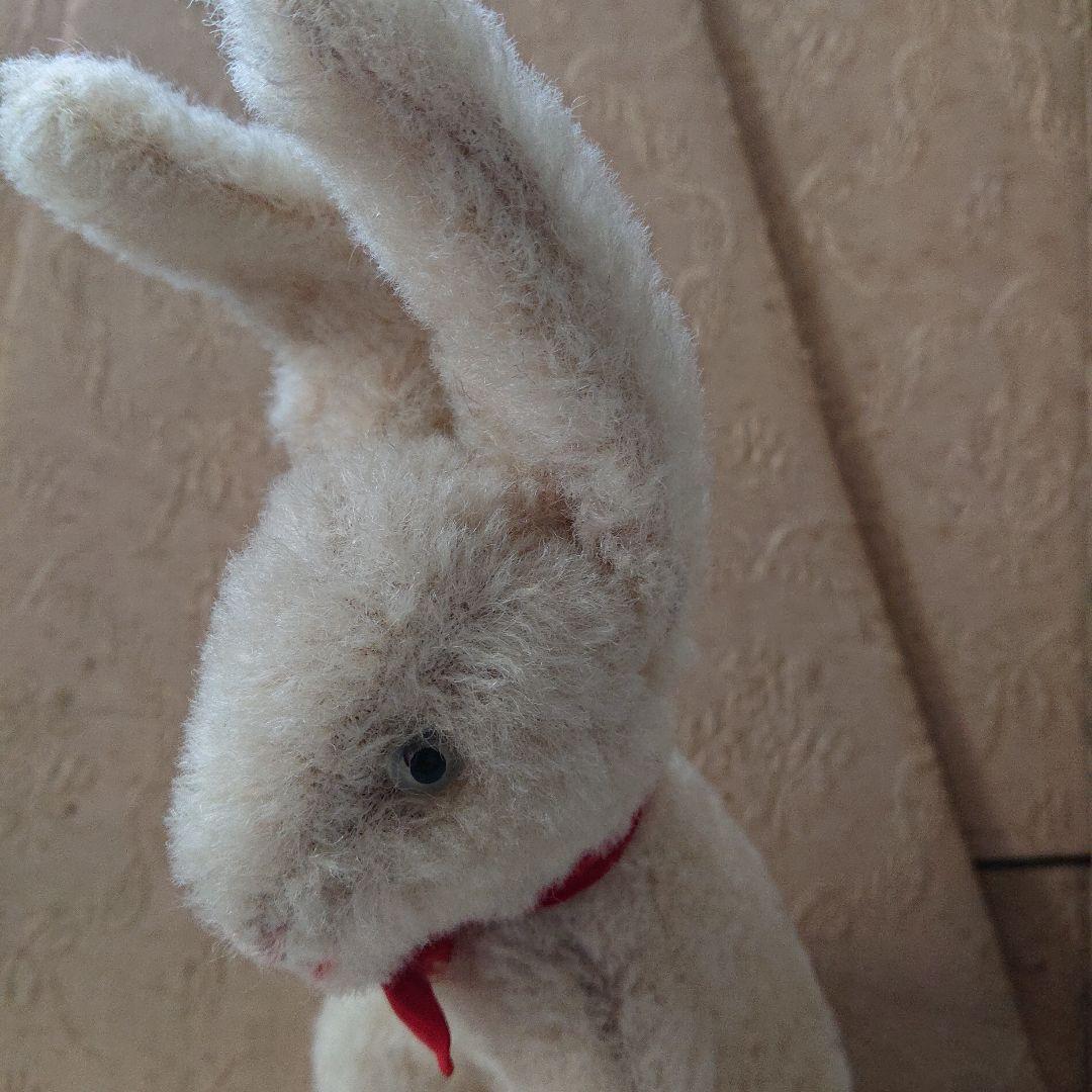 グラスアイの小ぶりなウサギのぬいぐるみ