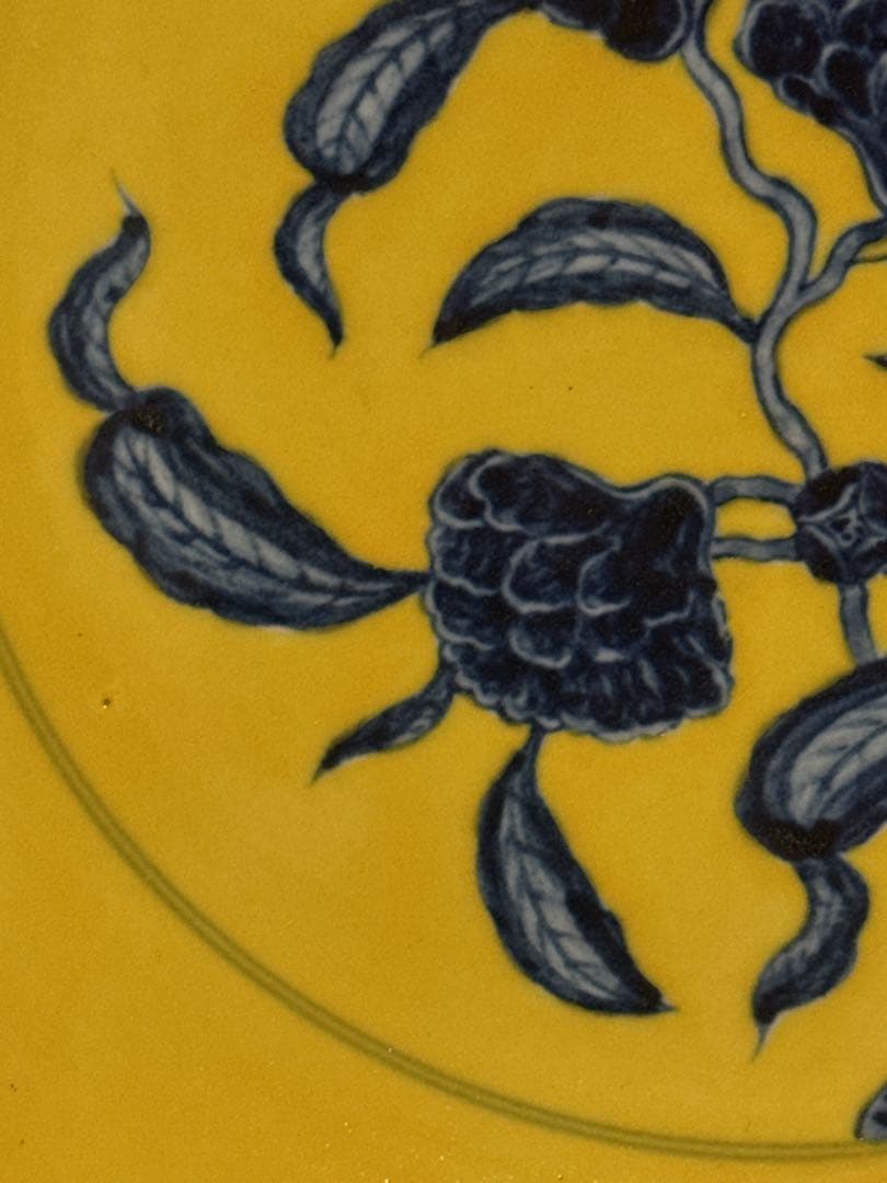 中国古玩 黄地青華折枝華紋盤 大明成化年製銘 大皿