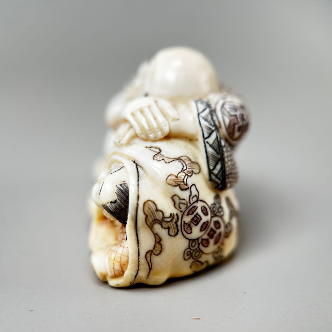 寄り添う人物の彫刻極上　根付　天然素材アンティーク骨董　飾り物古美術置物細密細工