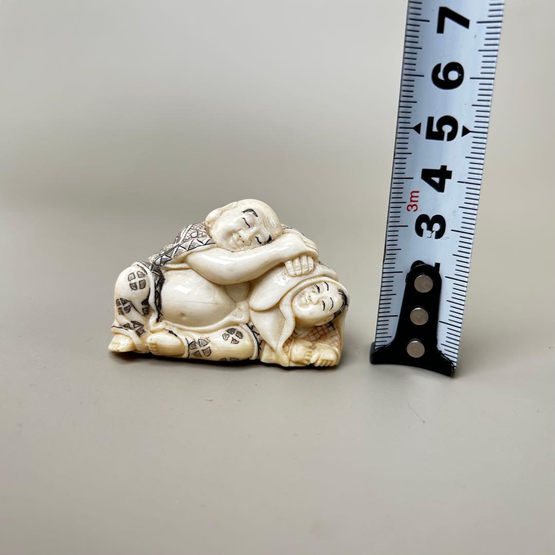 寄り添う人物の彫刻極上　根付　天然素材アンティーク骨董　飾り物古美術置物細密細工