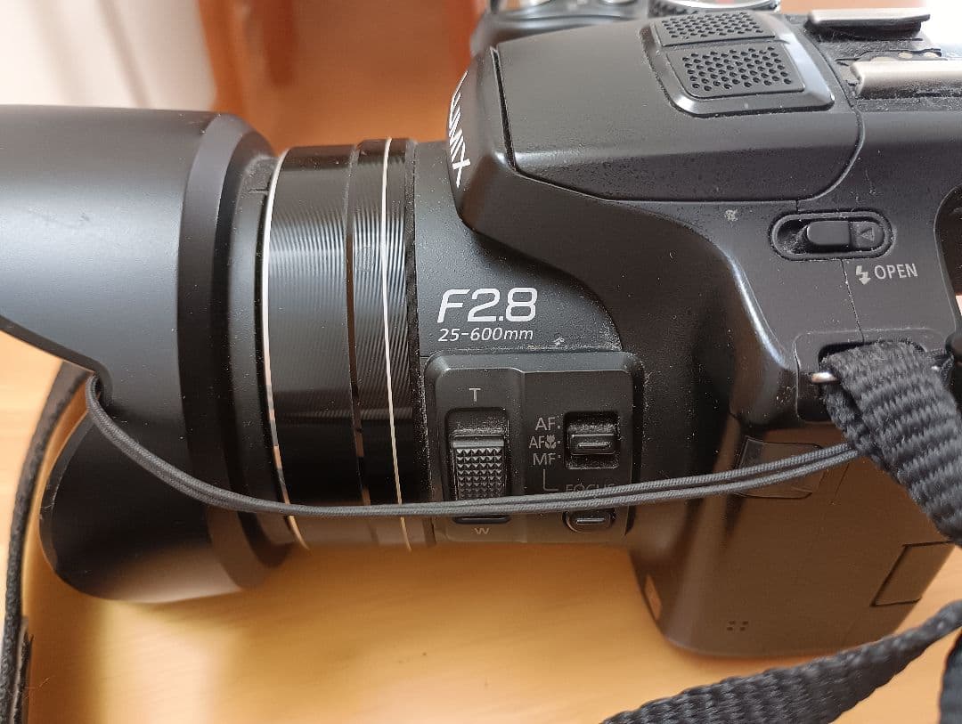 専用　LUMIX FZ200 デジタルカメラ バッテリー2個付き