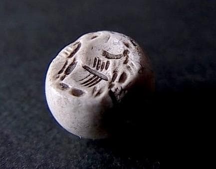 ★F0501★ 古代石 (220) 白濁石　印章　鹿文様　ストーン ビーズ