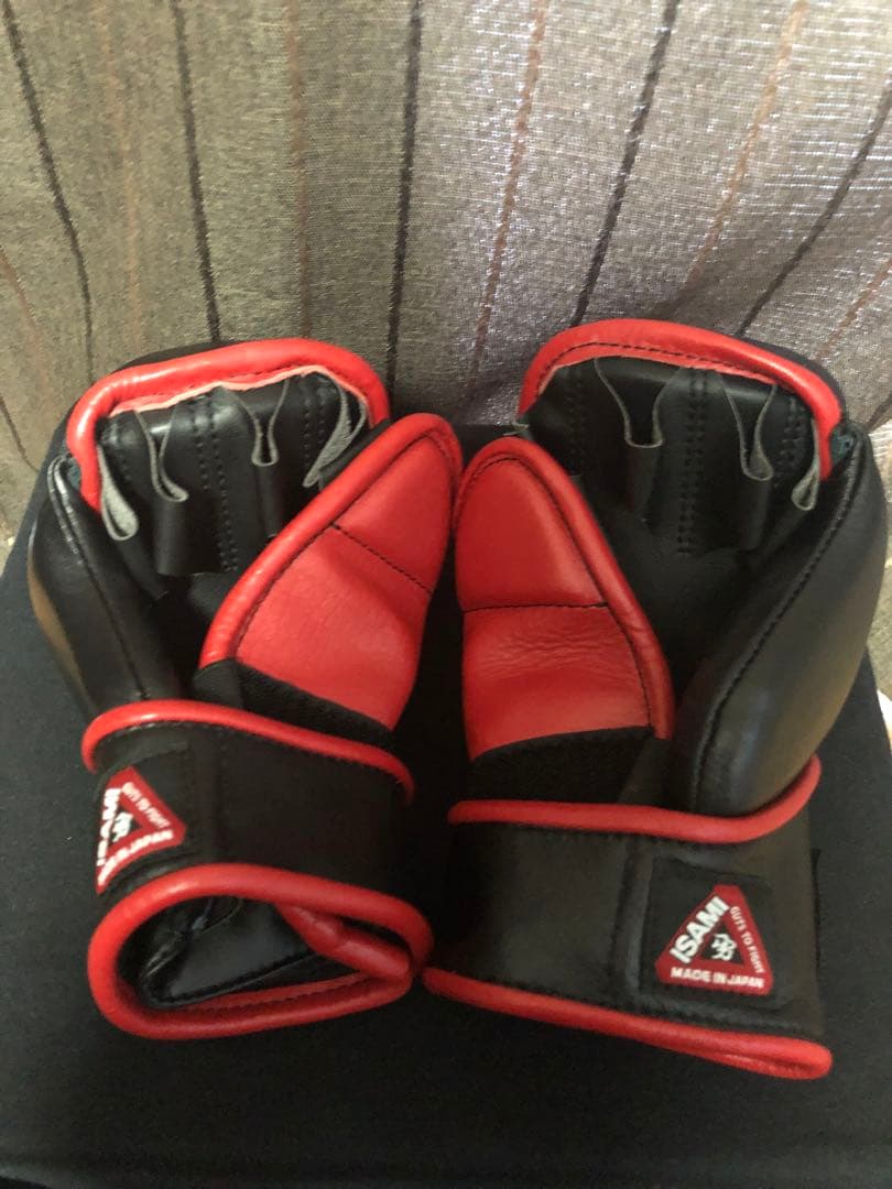 ISAMI パウンドグローブS 黒/赤